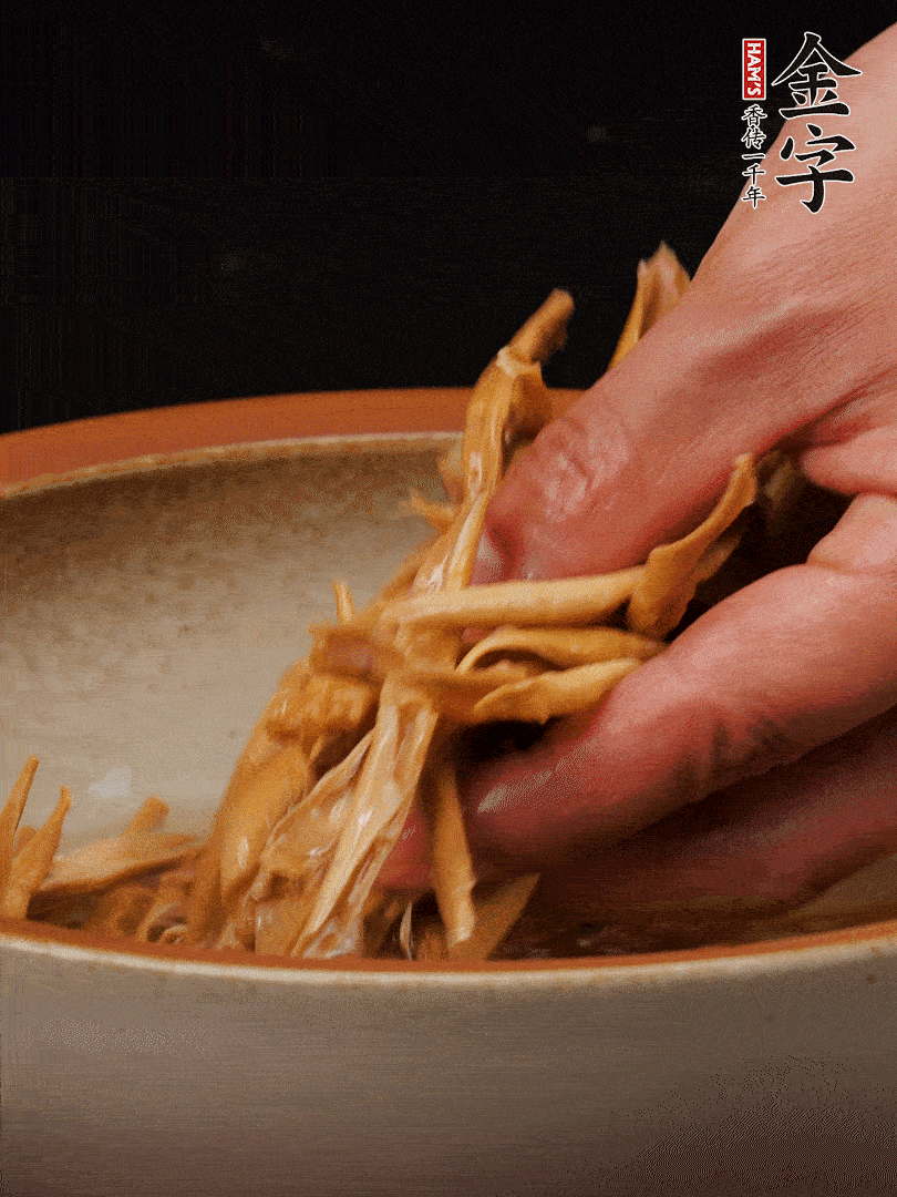 農(nóng)家土筍尖提前泡軟，用刀劃成細絲，這樣會更加入味。