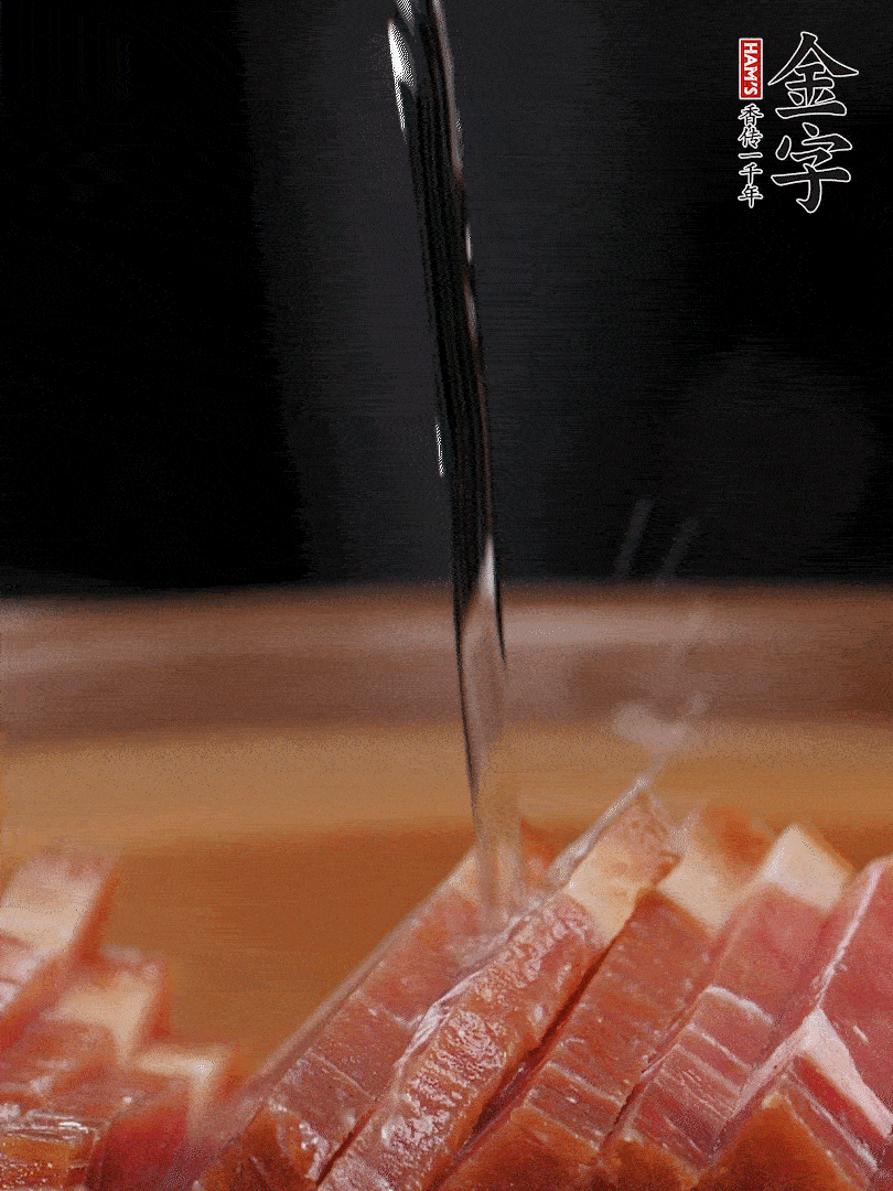 金字火腿切片，放入溫水中泡10分鐘，金字土香腸斜切成片。千張切成細條。