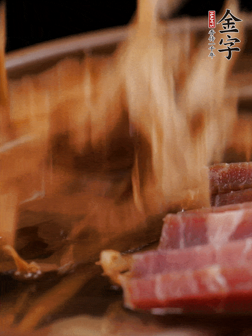 大筒骨、金字火腿、姜片、黃酒一起放入砂鍋，加筍干燉煮40分鐘。（如果家里有高壓鍋，用高壓鍋把高湯壓出來更鮮濃。）