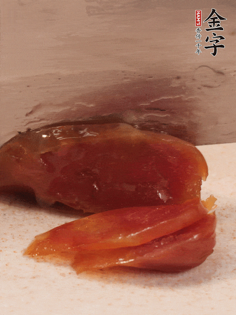 臘腸煮熟后，切薄片