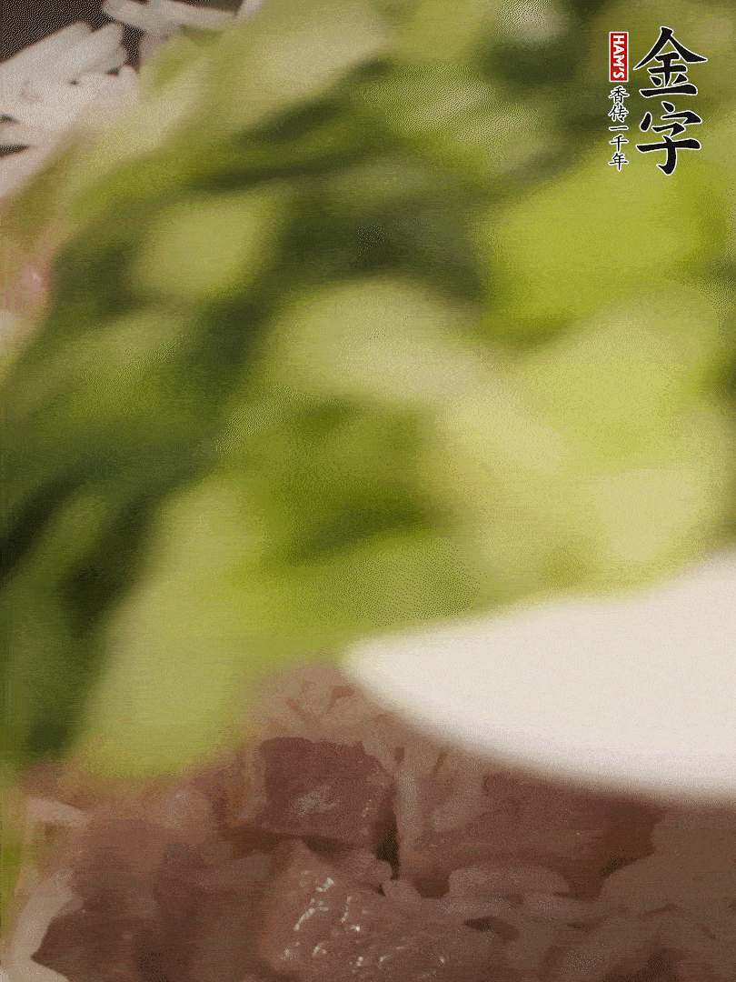 將燜煮好的米飯，倒入炒熟的蔬菜中，翻炒均勻鍆繼續(xù)燜煮5分鐘