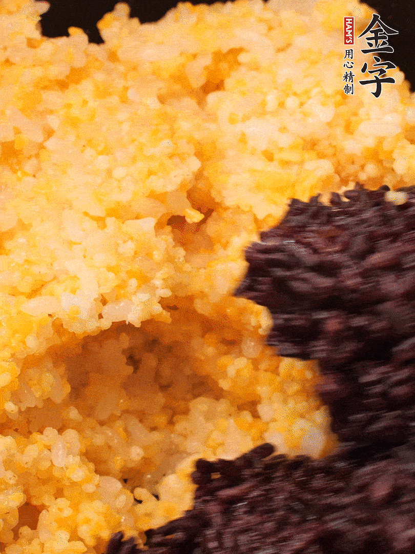 混合小米、紫米煮熟，加豬油攪拌均勻（紫米分開煮在攪拌）