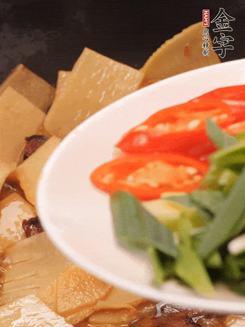 少許料酒增香，下蒜白、青紅辣椒略微翻炒