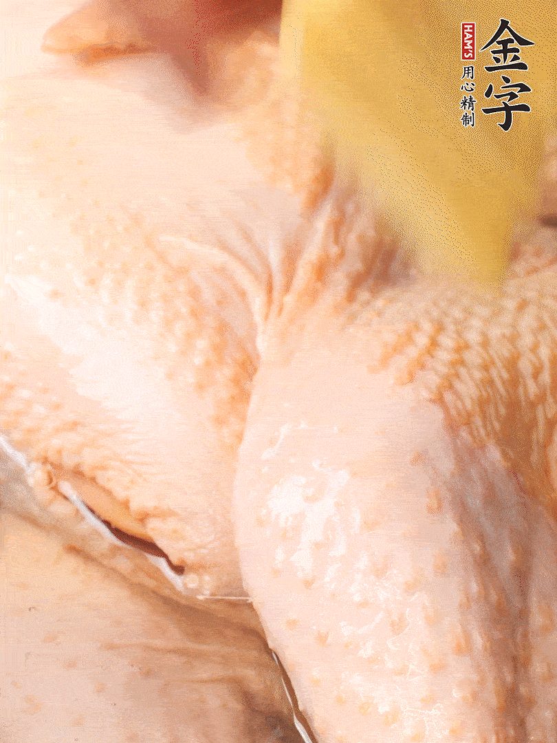 老母雞去頭去尾，斬去雞爪。冷水入鍋，加料酒、蔥姜焯水，煮出浮沫后撈出，用清水洗凈