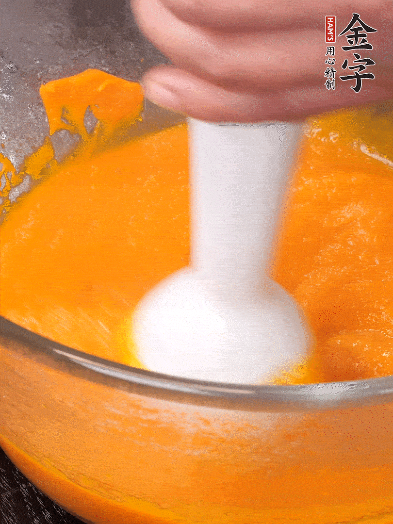 300g南瓜，去皮去瓤切滾刀塊，大火蒸8分鐘，料理機(jī)打成泥，篩網(wǎng)過篩成泥