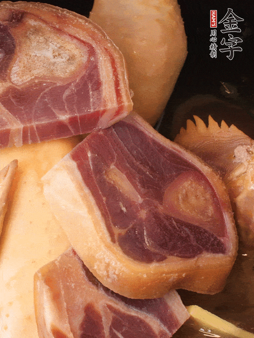 火踵、老母雞加蔥、姜、料酒、清水，大火燒開后轉(zhuǎn)小火，燉1小時(shí)