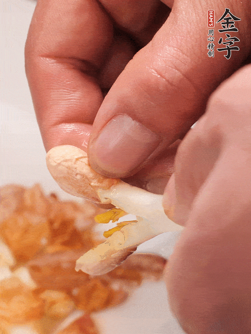 花生芽切段。開水焯水1分鐘，去掉頂部的花生皮