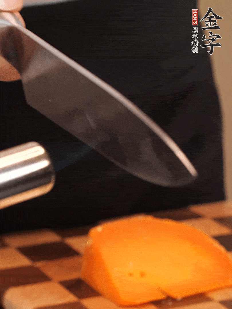 間隔擺上哈密瓜、奶酪、迷迭香、核桃仁