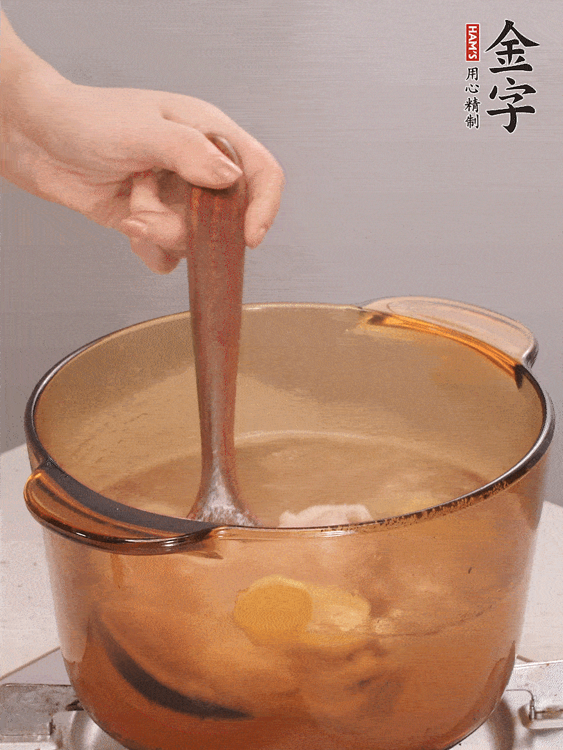 鴨肉、白果、火腿、生姜一起放入砂鍋，清水沒過食材，大火燉煮1小時(shí)