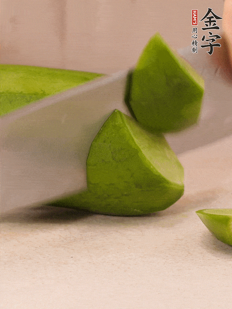 青、紅蘿卜洗凈，去皮切大塊