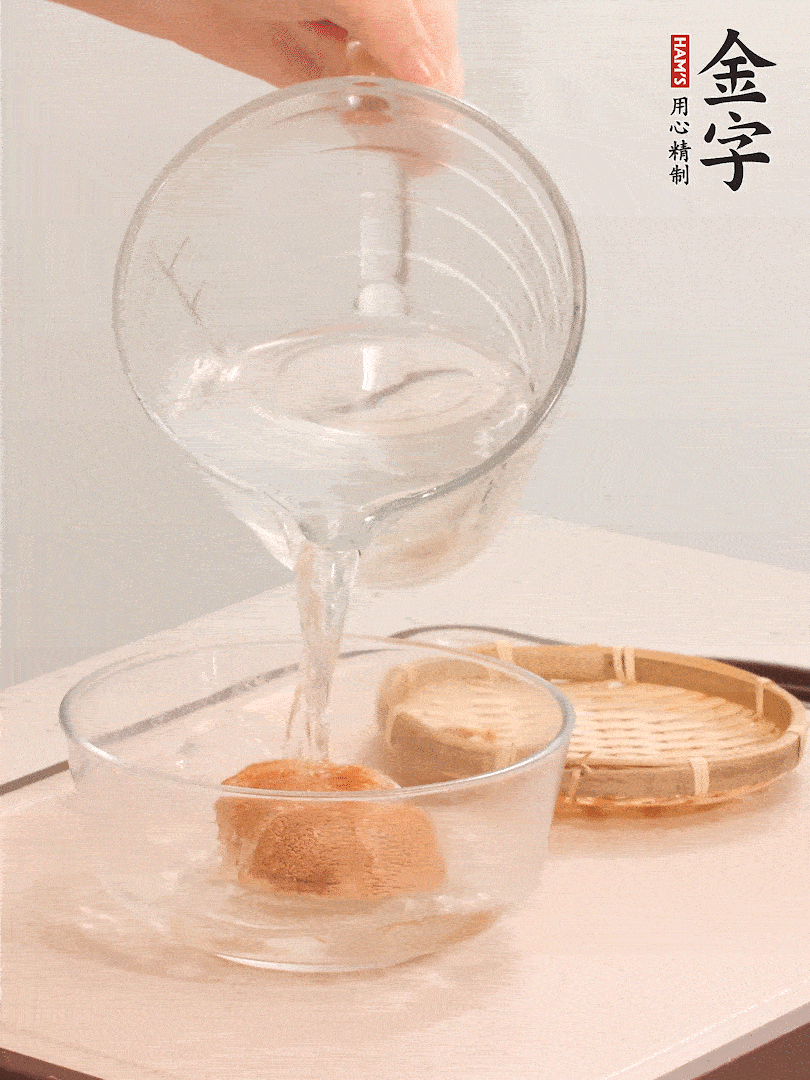 猴頭菇至少泡發(fā)半小時，將浸泡后的黃水擠干；