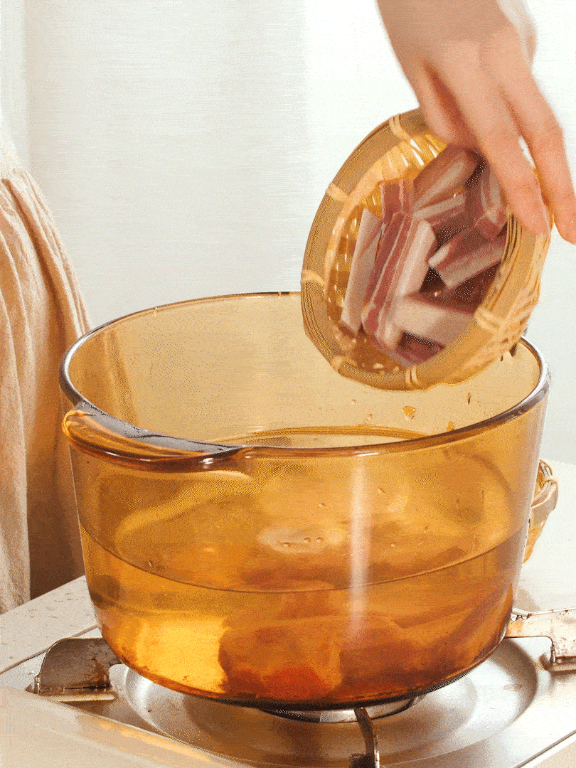 咸肉、排骨加料酒 蔥段 生姜 一起冷水下鍋焯水撈出