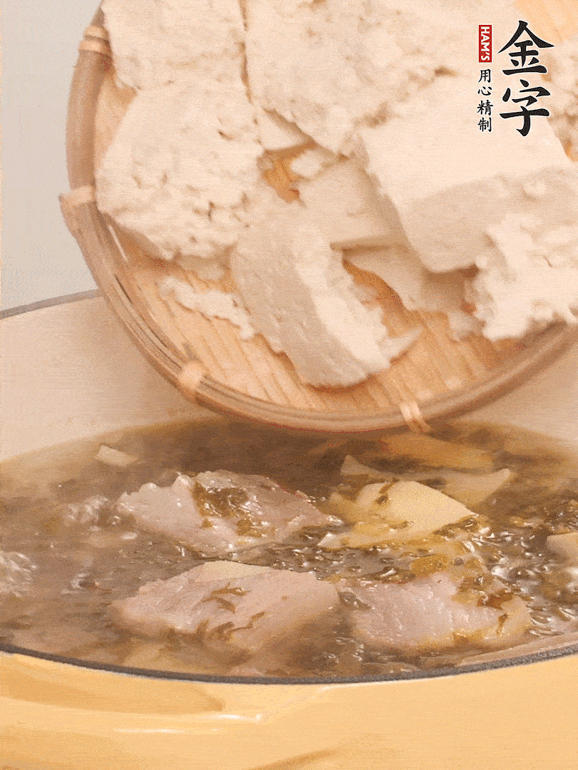 往鍋里加入一倍的水，加豆腐