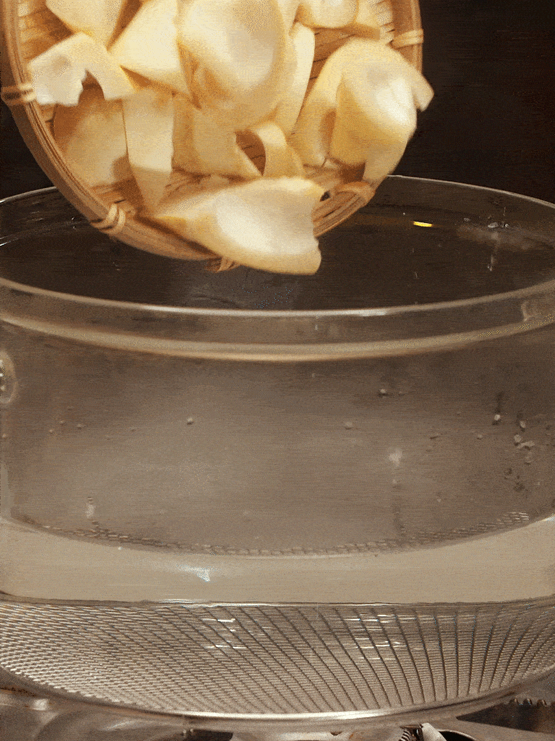 春筍切塊，焯水去除澀味