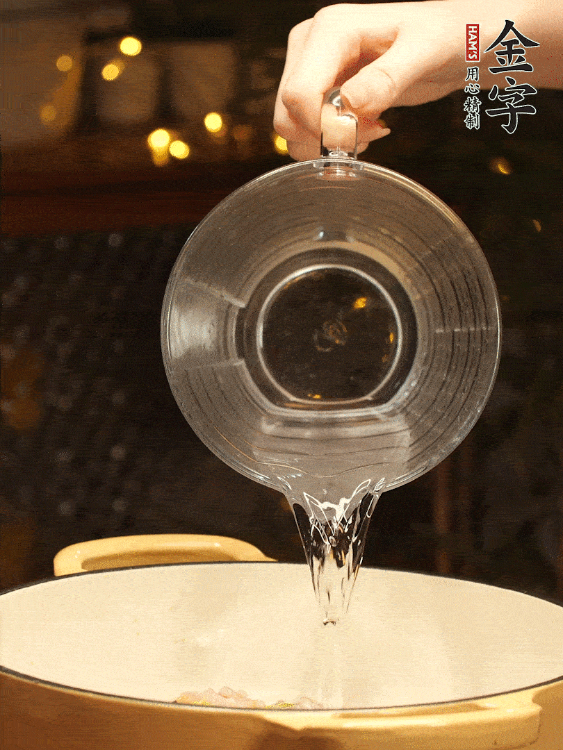 加入120ml水，蓋上蓋子燜幾分鐘撒上蔥花，美美的擺個盤~