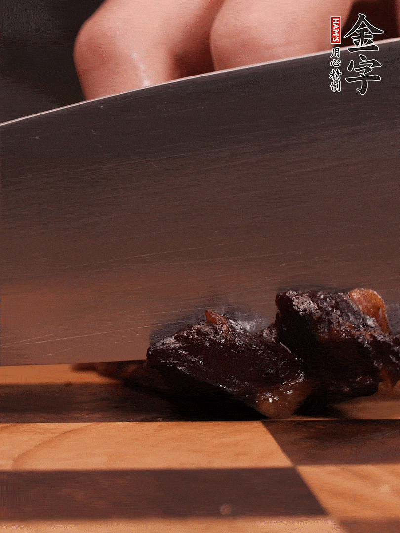 金字醬油肉整塊放入鍋中煮至7成熟，切成小塊