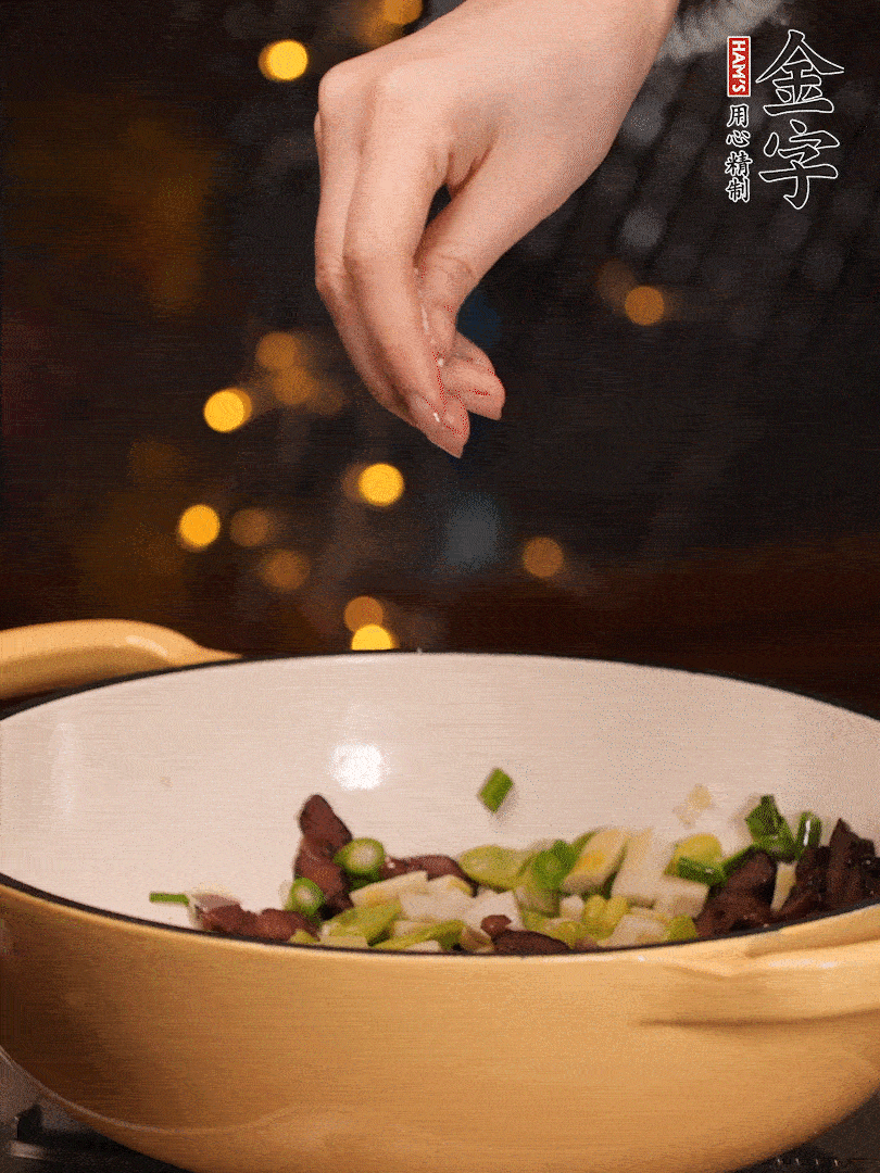 可以加點(diǎn)點(diǎn)水，再加菜苔，加點(diǎn)鹽、味精調(diào)味