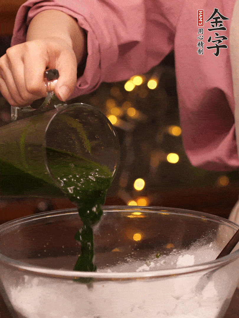 清明粿粉，分次加艾草泥，加點油揉2分鐘