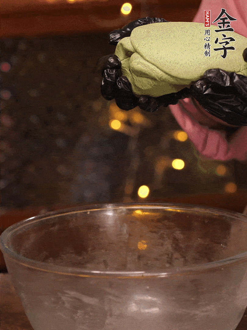 清明粿粉，分次加艾草泥，加點油揉2分鐘，揉到面團光滑，醒發(fā)一下