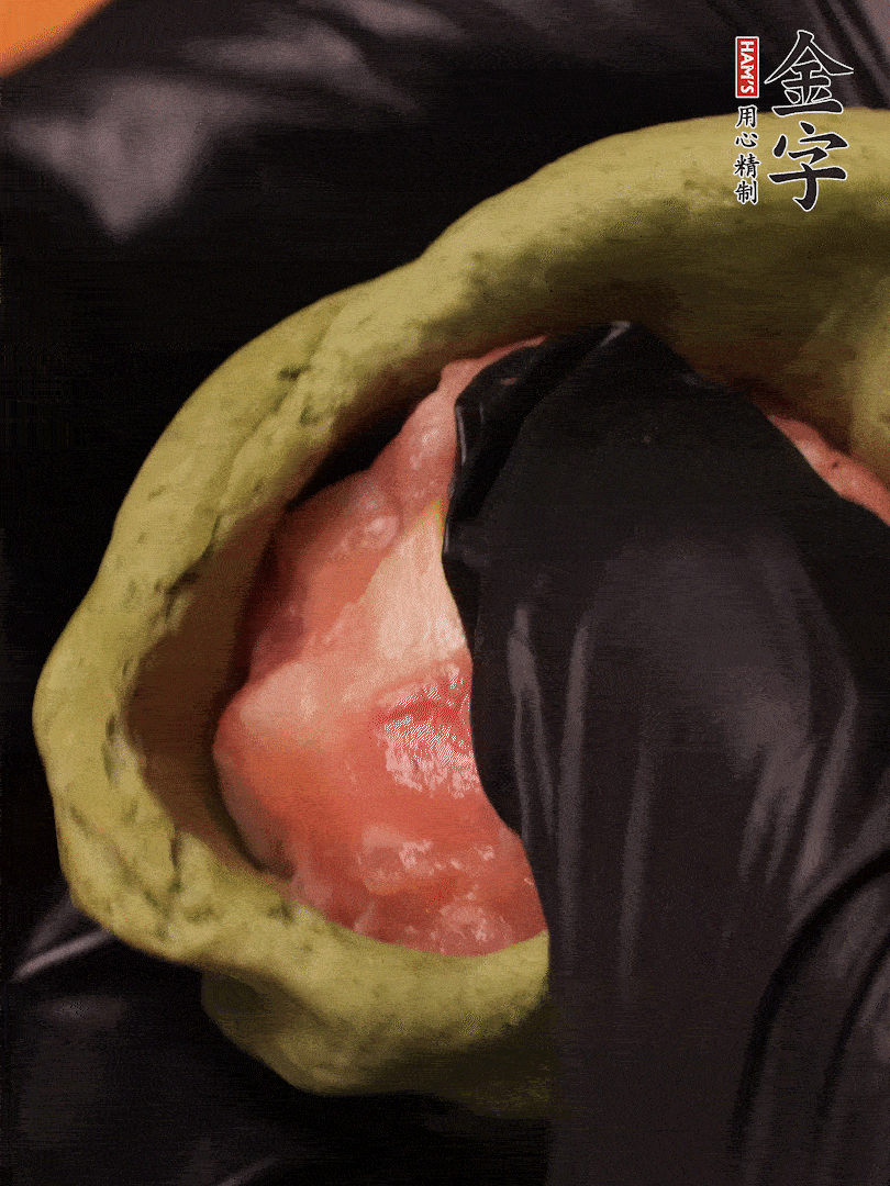 切成小劑子，中間壓個坑，做成碗狀，虎口慢慢收口