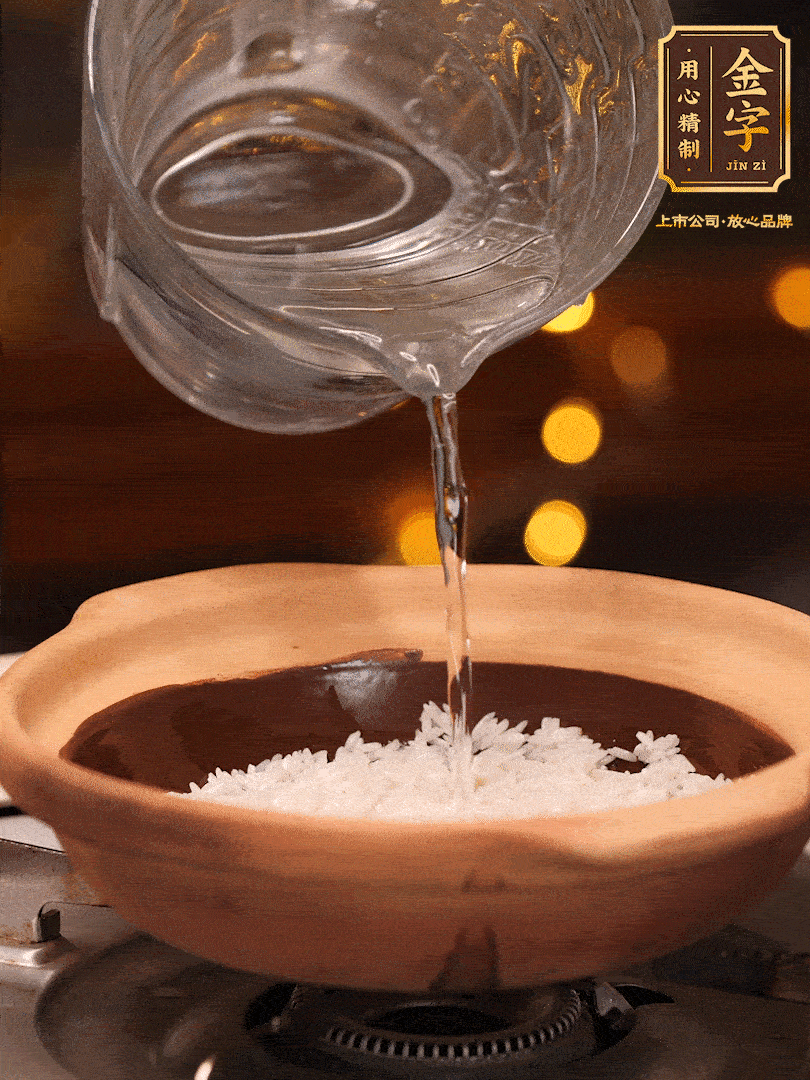 選一個(gè)中意的砂鍋加入1勺花生油并刷勻，倒入泡好的絲苗米、開大火煮至沸騰冒大泡后，轉(zhuǎn)中火蓋蓋燜煮5分鐘