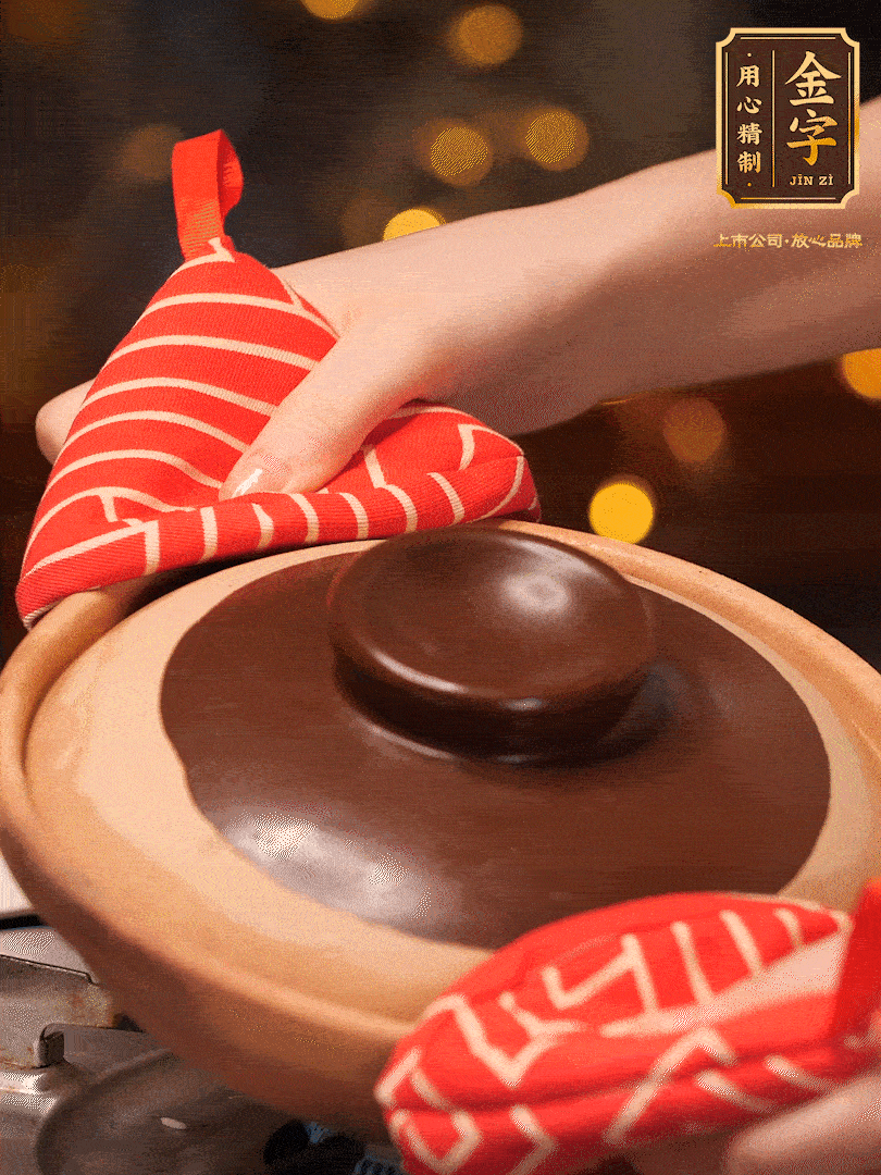 想要有嘎嘣脆鍋巴的關(guān)鍵（傾斜砂鍋，讓每個(gè)側(cè)邊都均勻加熱一分鐘）