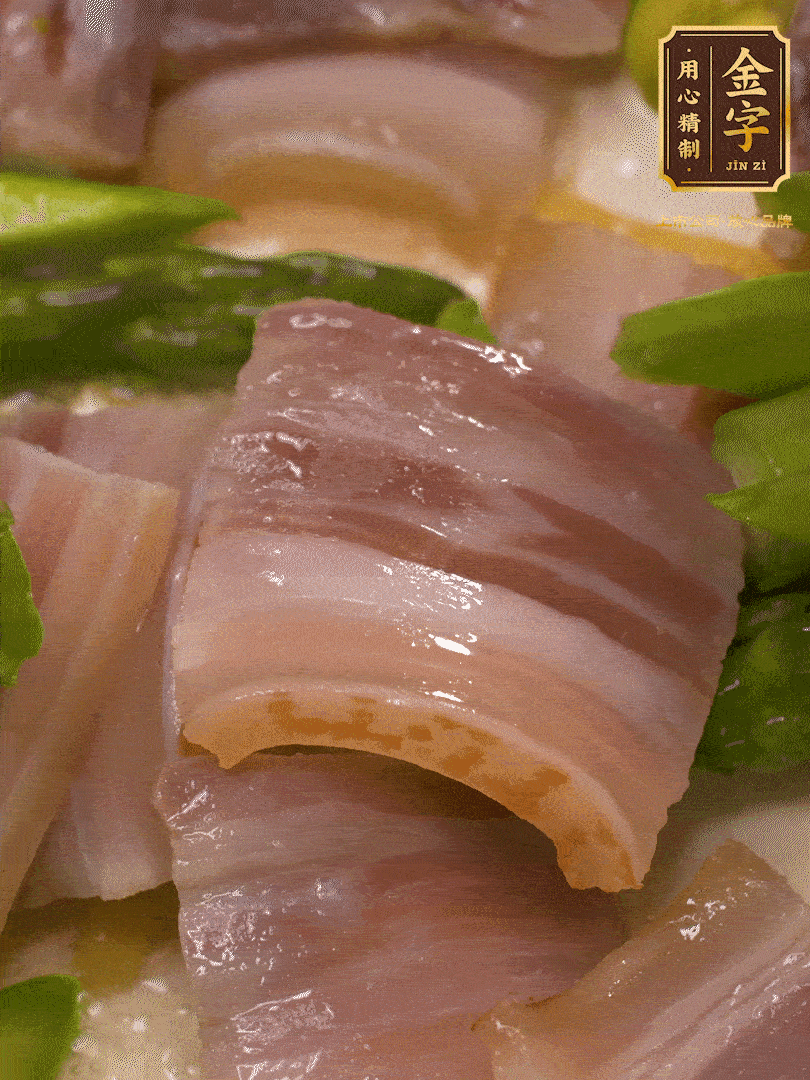 依次下蠶豆、蘆筍、白蘑菇翻炒均勻