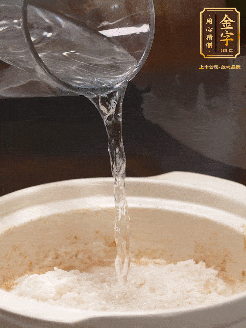 將泡好的米，加水一指，煮至沸騰