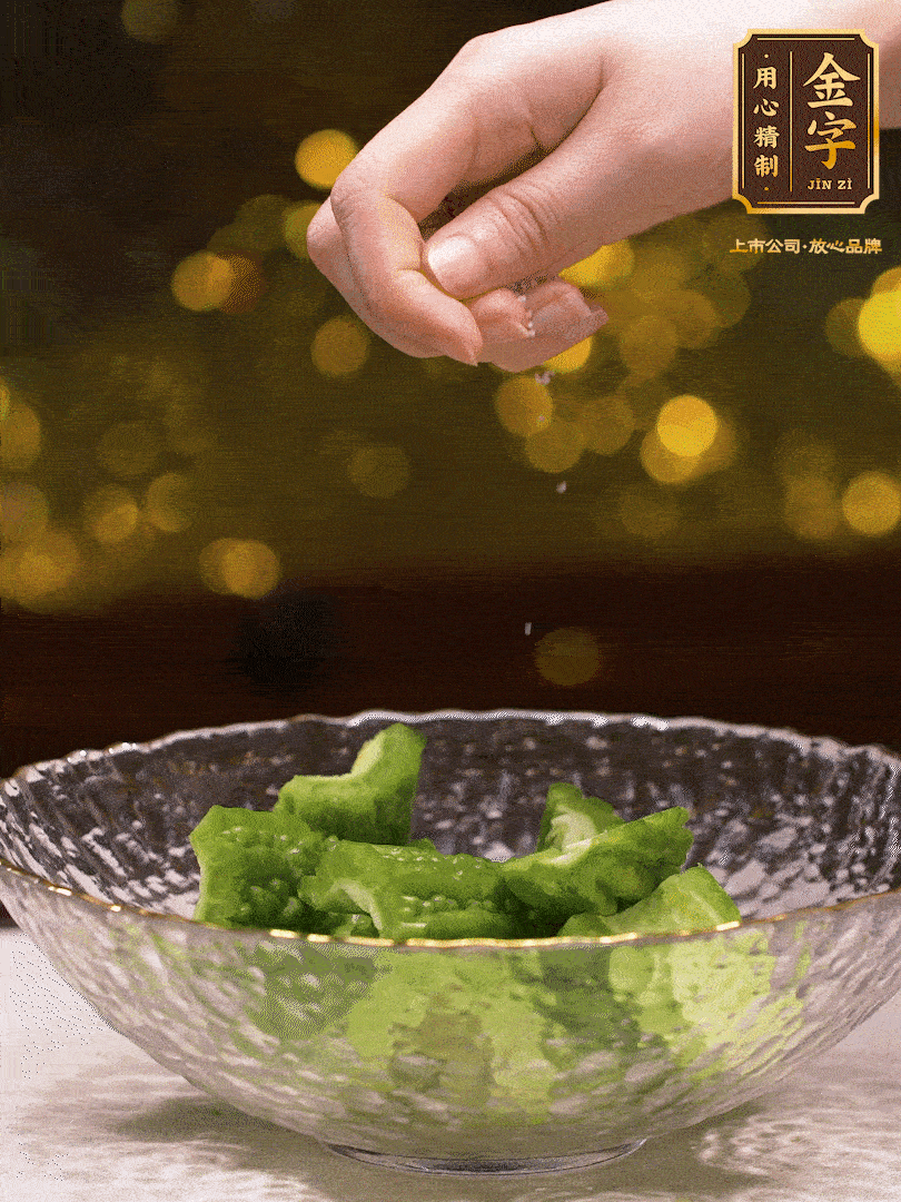 處理好的苦瓜切段（5cm），加點(diǎn)鹽鹽腌一下，去除一下苦味