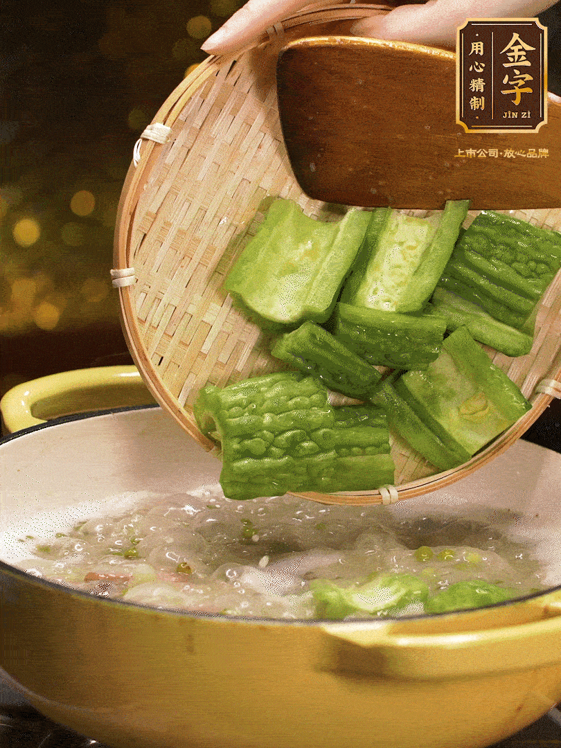 最后在放苦瓜燒開(kāi)，放一點(diǎn)點(diǎn)調(diào)味糖，燉煮20分鐘