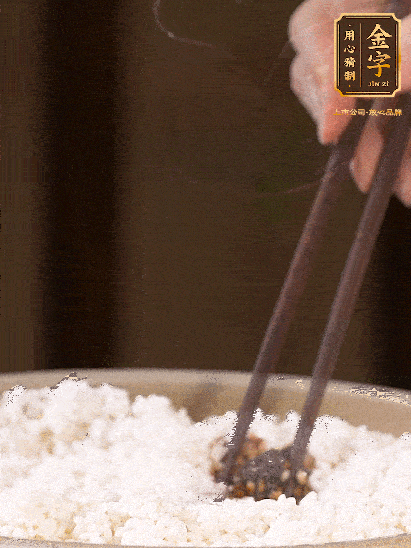 糯米淘洗干凈，浸泡4小時(shí)，控干水分后，加鹽、糖、老抽調(diào)味調(diào)色