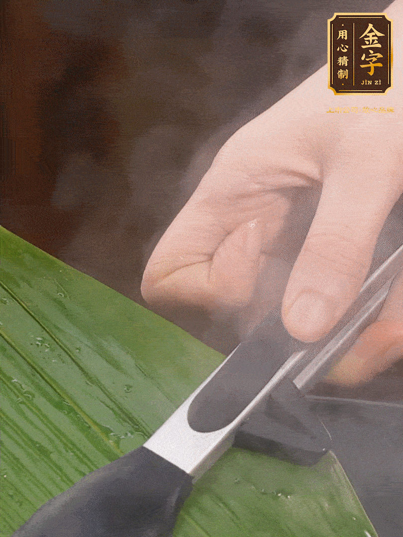 新鮮粽葉洗凈，用開水煮一下，讓粽葉更有韌性不易裂。