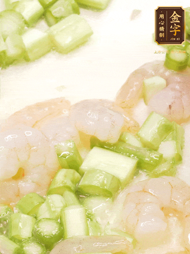 熱油煎香蝦仁，下香腸、蘆筍翻炒，盛出備用。