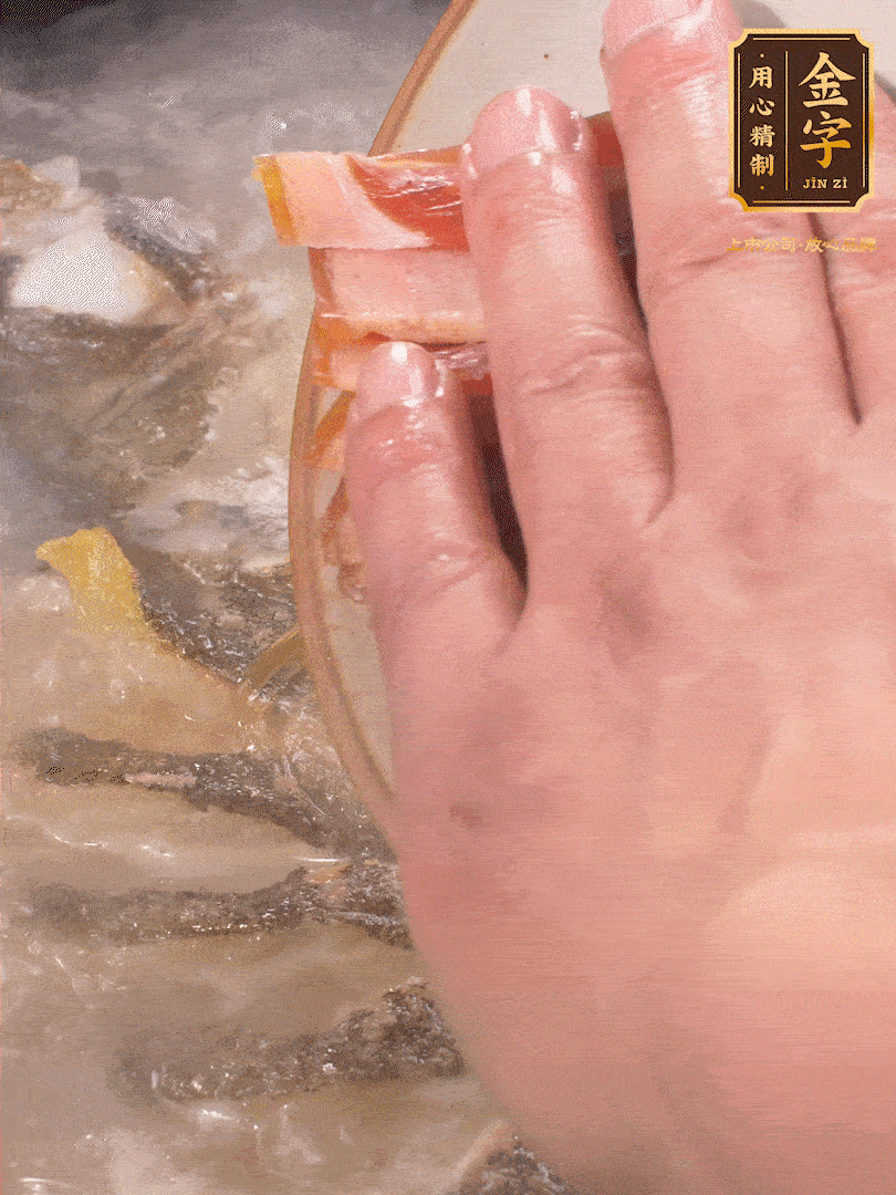 將煎好的魚，倒入三大碗開水。大火煮開后放入1個(gè)蔥結(jié)、2片姜片和1勺料酒和火腿片