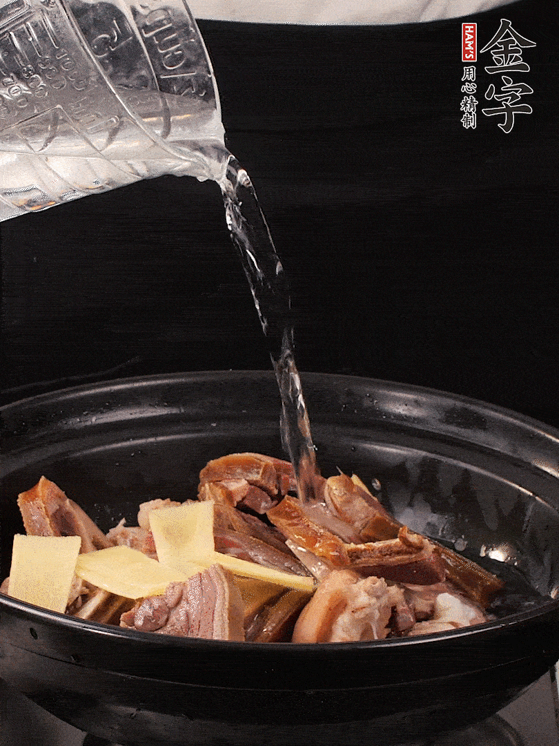 火腿、豬腳放到大砂鍋里，黃酒提鮮，蔥姜去腥，加2kg純凈水沒過食材。水一定要放足，中途最好不能加水