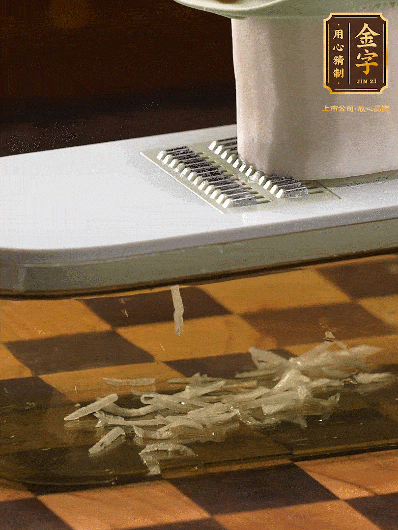 蘿卜切絲 ，加少許的鹽 抓拌均勻后，腌制十五分鐘