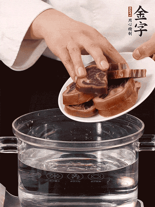 準(zhǔn)備食材。做金銀蹄有2個關(guān)鍵點：食材上火腿當(dāng)然得選足年發(fā)酵的金字火腿，新鮮豬爪最好選前腳、大小適宜的。