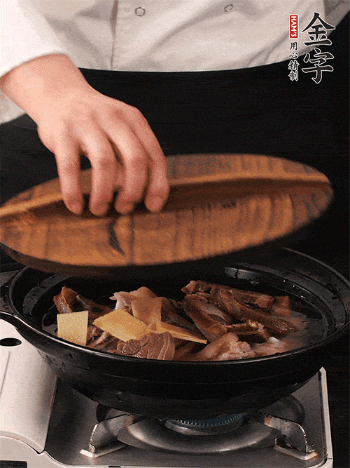 大火煮到沸騰后，轉(zhuǎn)中小火慢燉1個半小時。