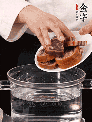 一包200g的金字火腿蹄片恰好搭配一個新鮮豬爪（豬腳）。都先加蔥姜、料酒焯水一遍，把血水清除后燉出來才能更清澈不油膩。