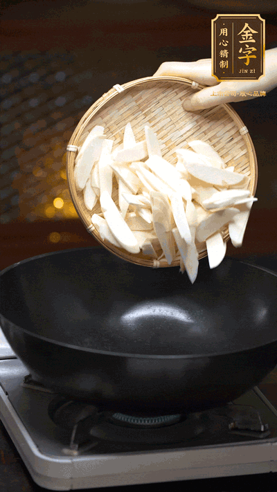 油至5成熱，下茭白塊翻炒，慢慢煎炒至表面微微焦黃