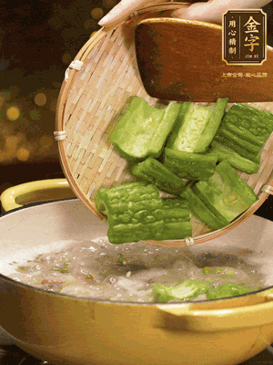 倒入熱水，和泡開(kāi)的綠豆（連水）和火腿片，大火燒開(kāi)燉一個(gè)小時(shí)