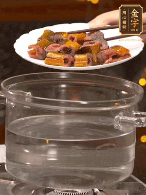 黃鱔冷水下鍋焯燙，再用清水洗凈去除腥味