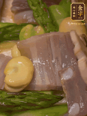 倒入熱水，燉煮10分鐘