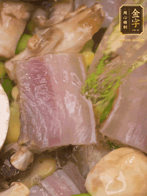 開蓋，放入河蝦繼續(xù)燜煮5分鐘