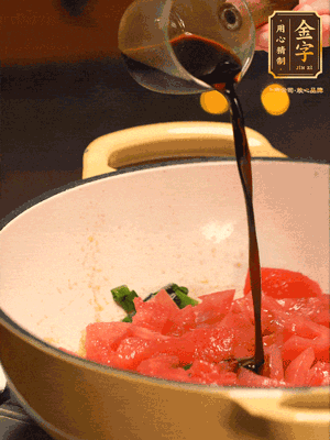 調(diào)味：1勺蠔油、1勺生抽、2轉(zhuǎn)胡椒粉和2勺番茄醬倒入400ml開水，燒至湯汁濃厚