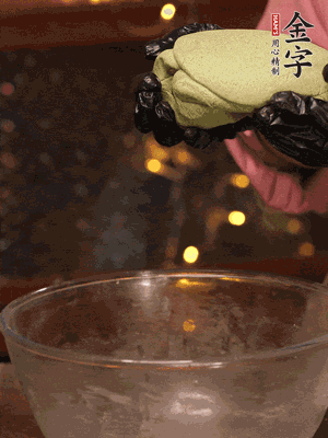 水里放點鹽，燒開后放艾草，一勺小蘇打，撈出浸入涼水，打成艾草泥