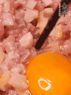 豬肉末、咸肉丁，分次加蔥姜水，一勺糖、一丟白胡椒，春筍丁，打入一個雞蛋