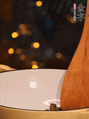 鍋中放入油，倒入醬油肉煸出油脂香味