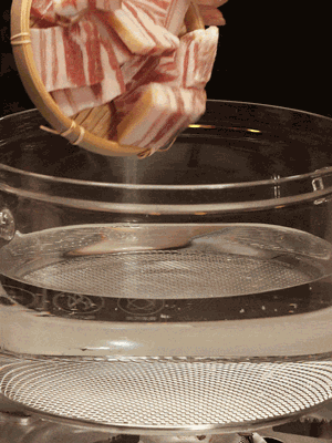 排骨、咸肉，一起下入鍋中，加入蔥，姜，料酒，倒入清水焯水清洗干凈