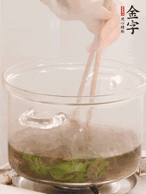 香椿焯水，變色后撈出，切成小段